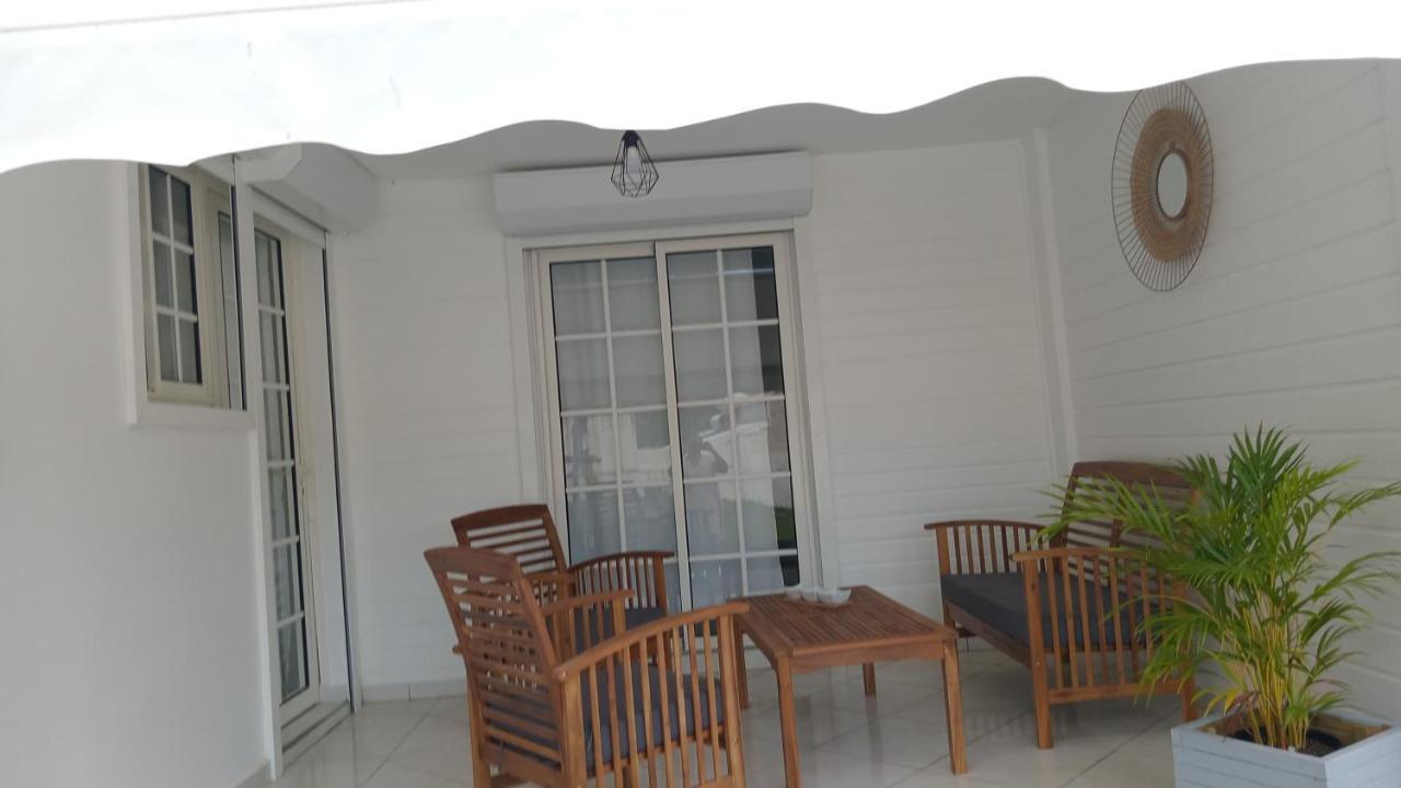 L'Instant Present Bed & Breakfast Le Moule Exterior photo